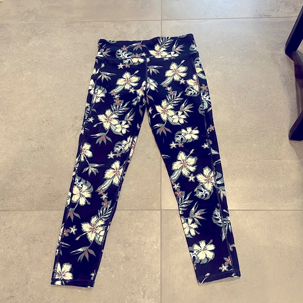 Vuori Stride Cropped Floral Leggings In Maui Ink Women's Size S